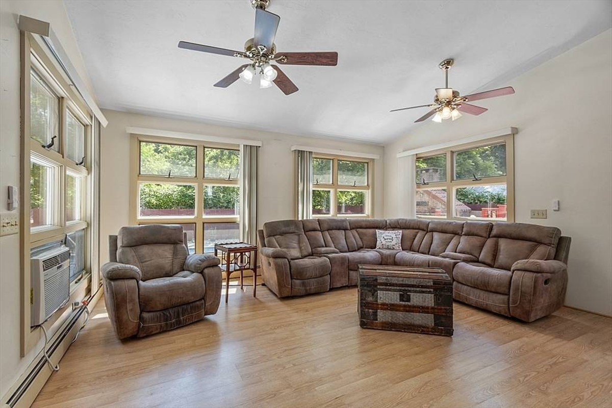 Featured Listing Image 11