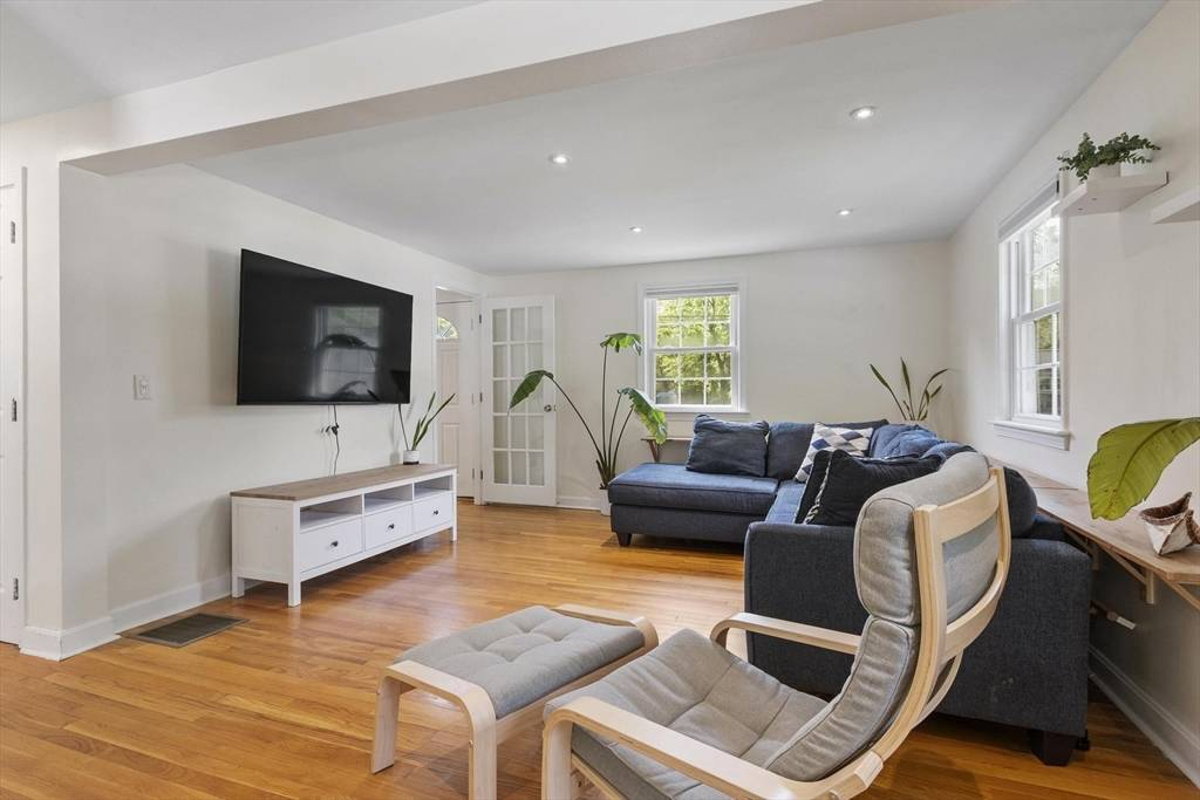 Featured Listing Image 11