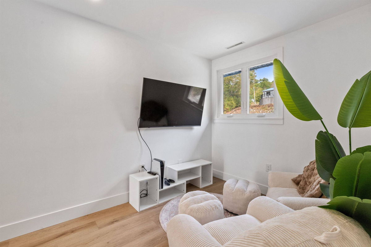 Featured Listing Image 27
